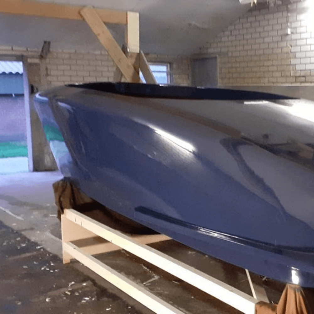 Een boot van hout en polycarbonaat