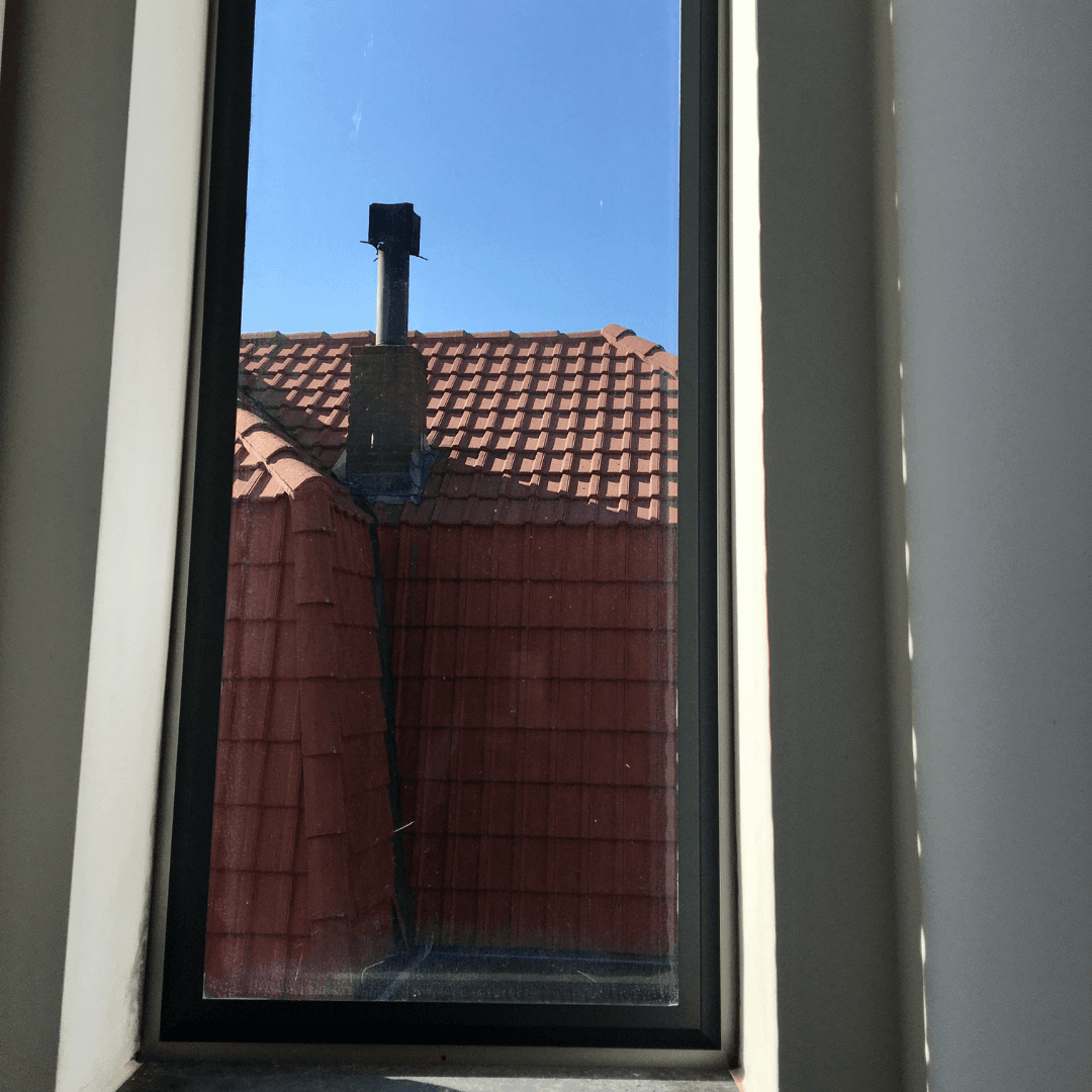 Ventana delantera con marco magnético