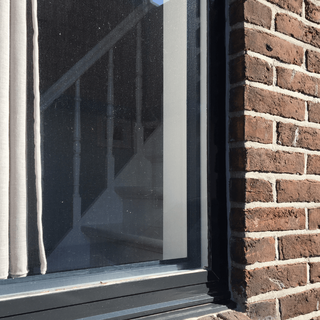 Ventana delantera con marco magnético