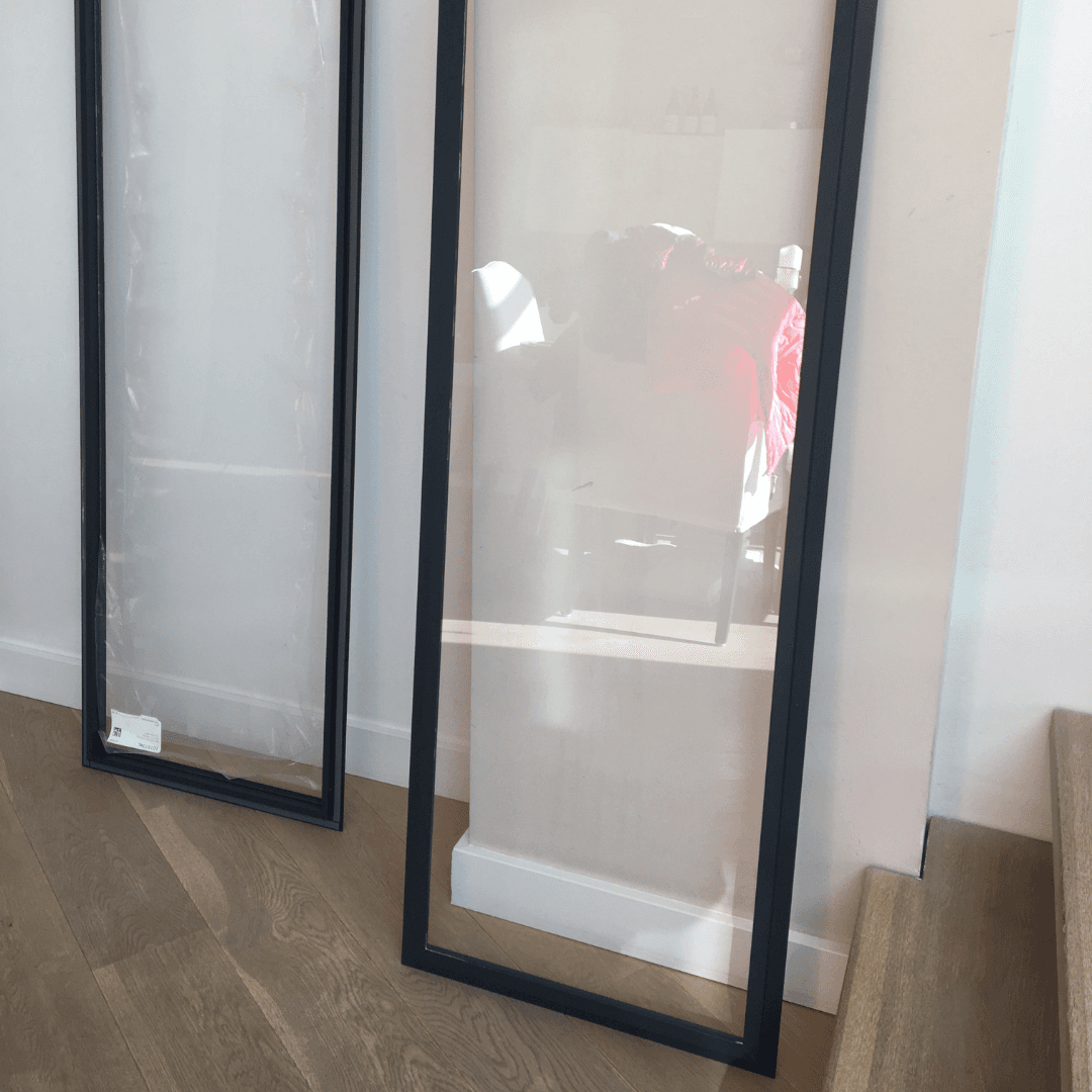 Ventana delantera con marco magnético