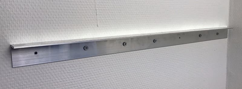 Montaggio a parete da scrivania in HPL