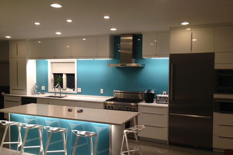 Paraschizzi cucina in plexiglass blu