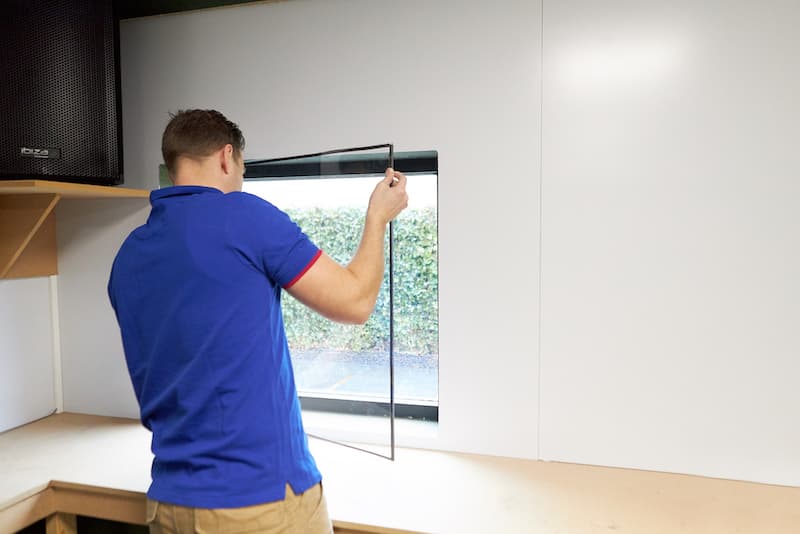 Posizionare la finestra in plexiglas o policarbonato nel telaio