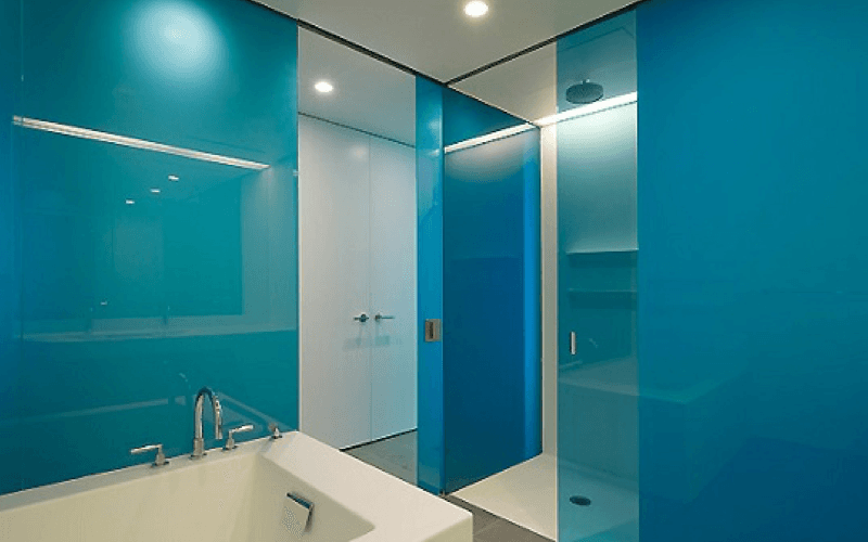 Rinnovamenti del bagno con plexiglass