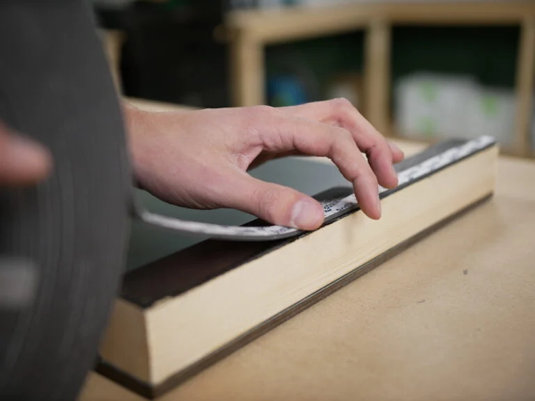 Trespa-lijmen-foam-tape-aanbrengen-768x577