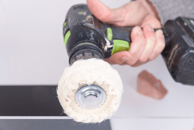 Lucidare il plexiglass opaco in 4 semplici passaggi