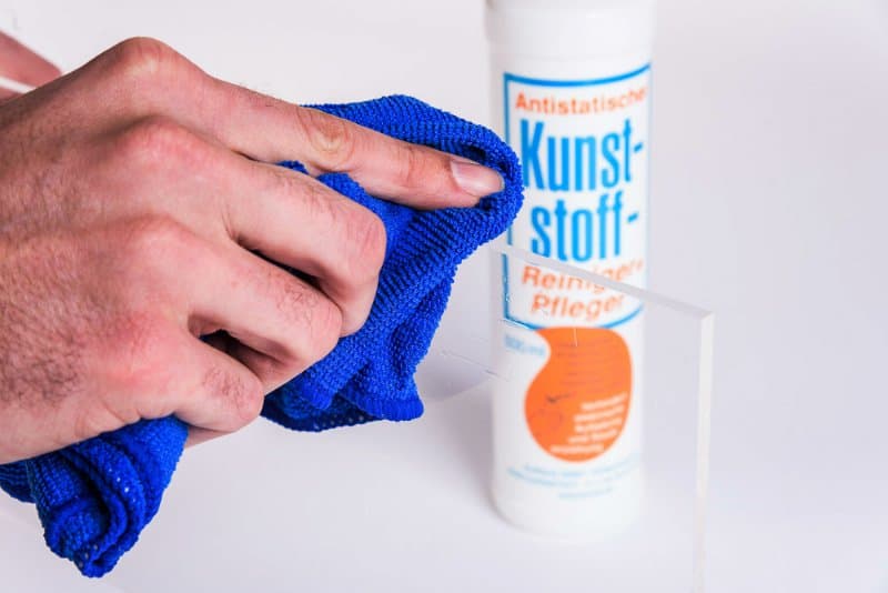 Togliere i graffi dal plexiglass